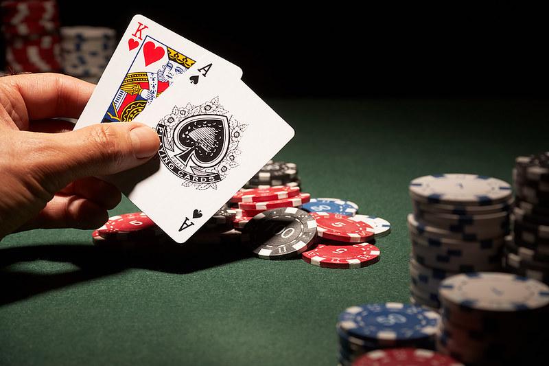 Kartu blackjack dan keripik tergeletak di atas meja permainan
