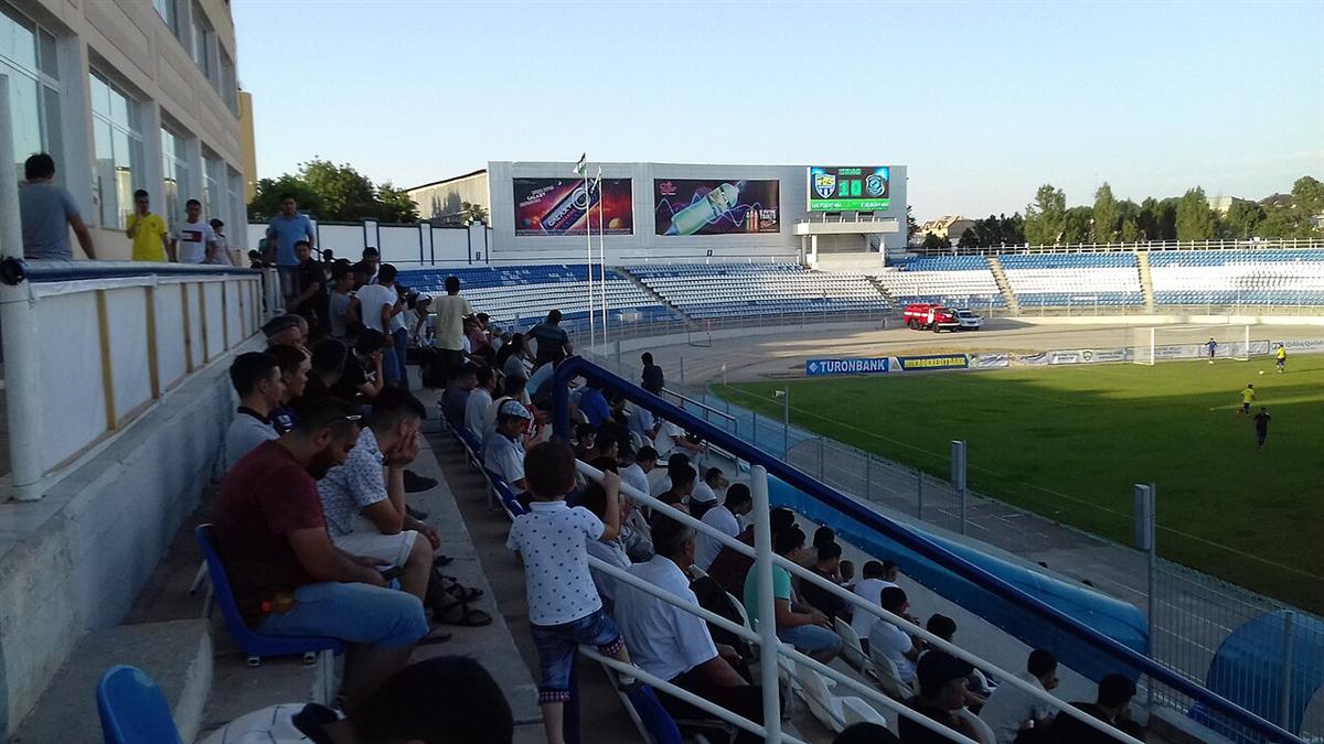 Suporter memadati tribun stadion menyaksikan pertandingan sepak bola