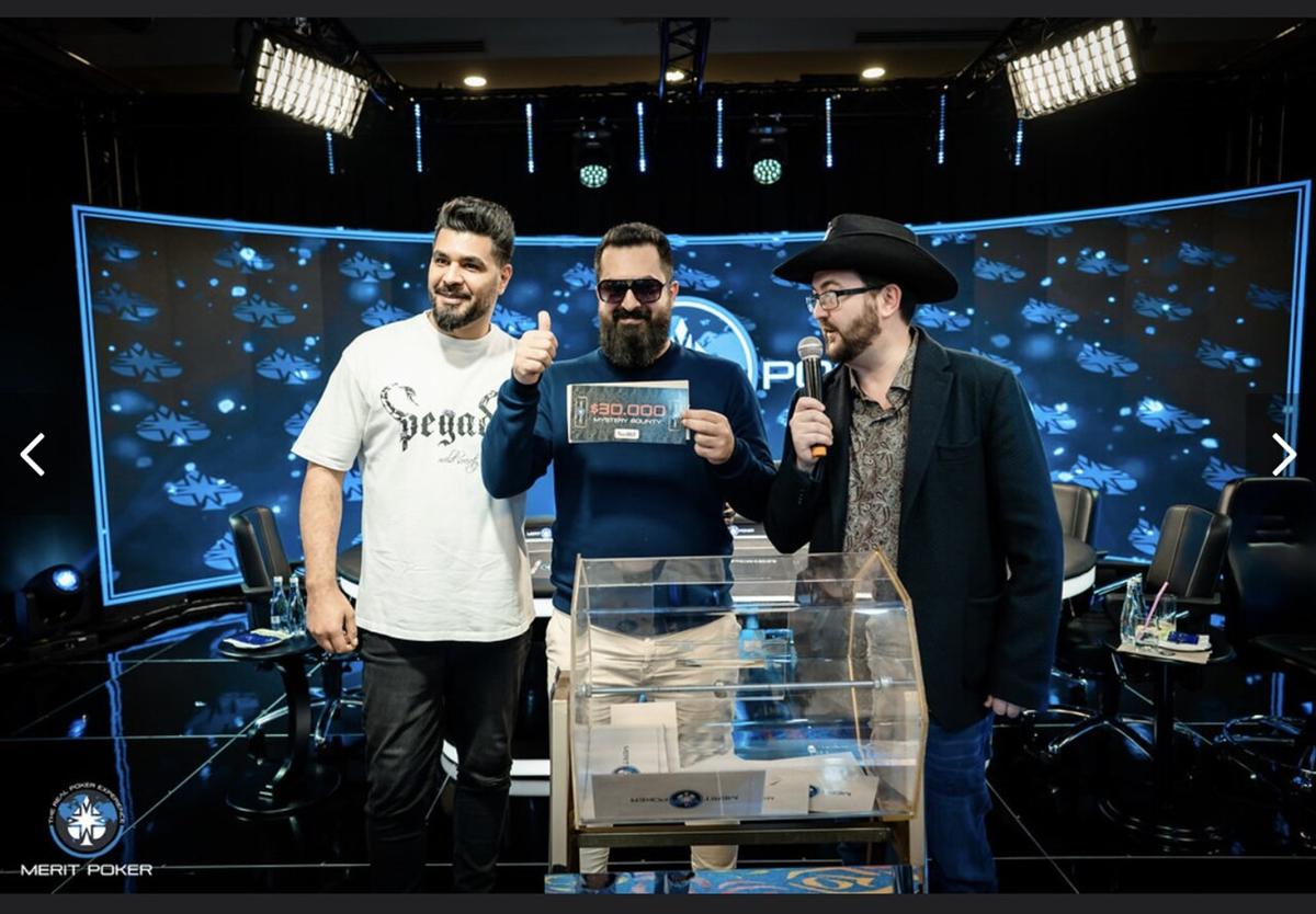 Pemain berkumpul di meja final turnamen poker