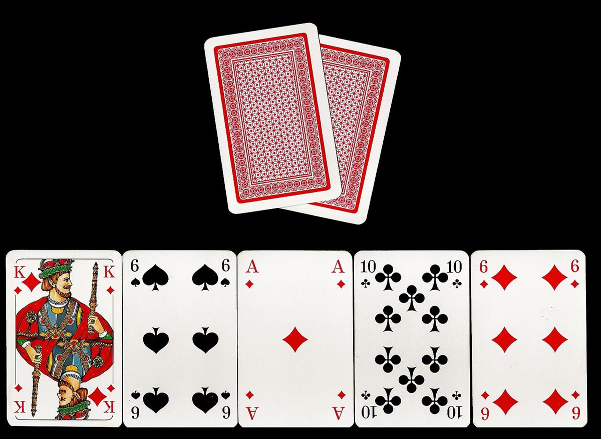 Kartu poker tersusun di atas meja permainan dengan keripik