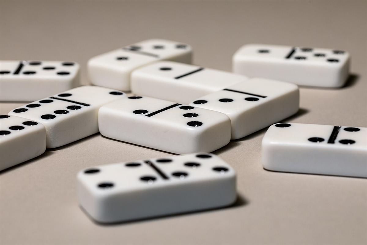 Balok domino tersusun rapi di atas meja kayu