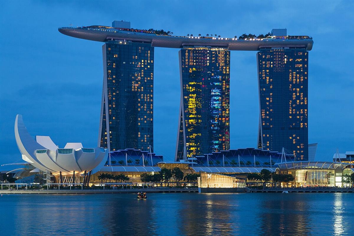 Pemandangan malam kawasan Marina Bay Sands di Singapura