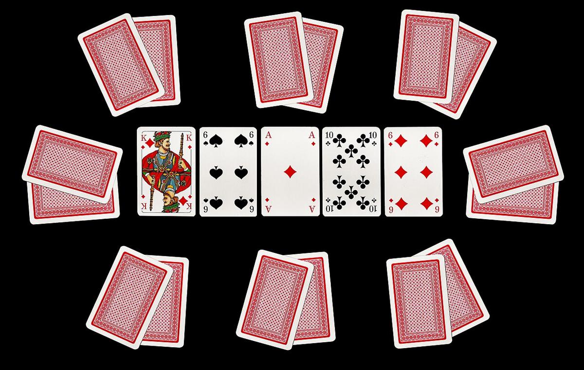 Tumpukan kartu poker dan keripik di atas meja permainan